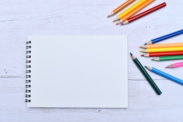 スケッチブックと色鉛筆