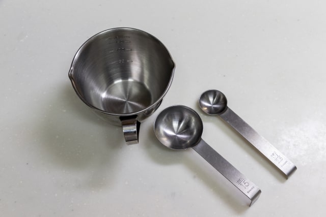 計量スプーン（大さじ、小さじ）と計量カップ