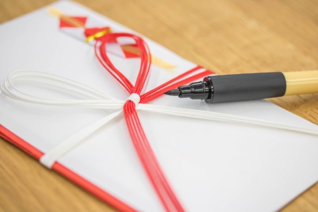 ご祝儀袋と筆ペン