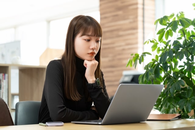 考える、パソコン、悩む