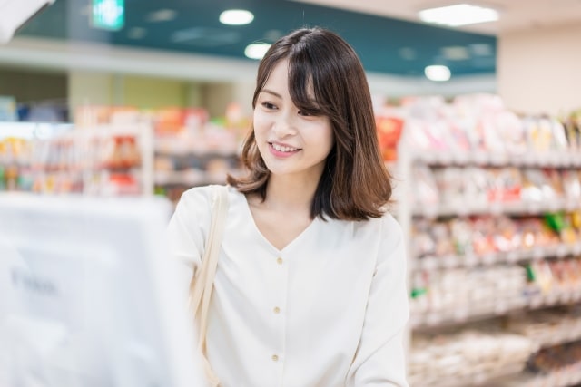 スーパーで買い物、レジ、スマホ決済